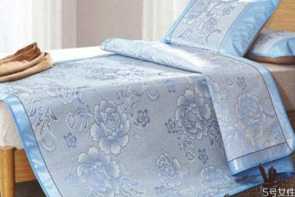 冰丝凉席可以用洗衣机洗吗,冰丝席可以放洗衣机洗吗