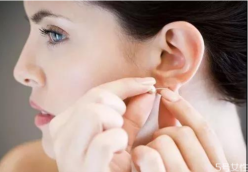 耳洞是枪打好还是手打好,打耳洞手按的好还是枪打得好 耳洞是枪打好还是手打好,打耳洞手按的好还是枪打得好