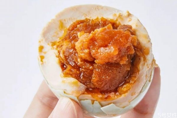 咸鸭蛋为什么有的出油有的不出油,为什么咸鸭蛋不出油 咸鸭蛋为什么有的出油有的不出油,为什么咸鸭蛋不出油