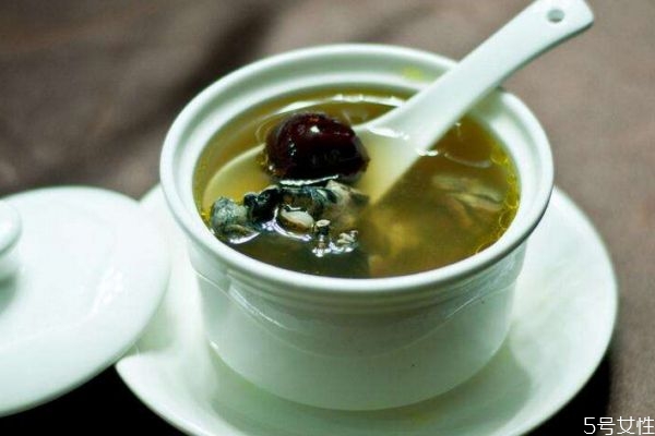 喝乌鸡汤有啥好处,常喝乌鸡汤的好处 喝乌鸡汤有啥好处,常喝乌鸡汤的好处