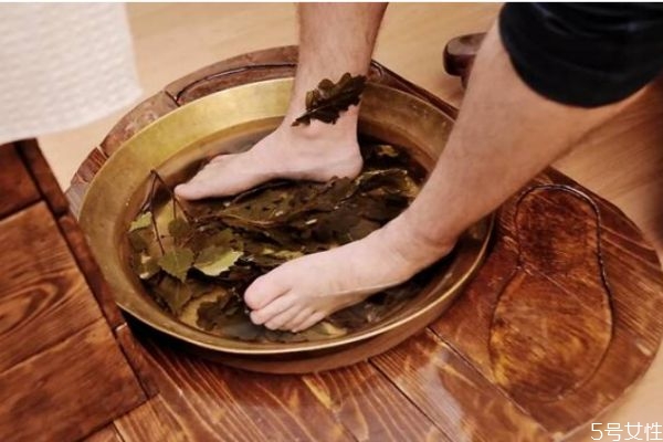 去湿气最好的泡脚材料是什么,泡脚放什么可以去湿气