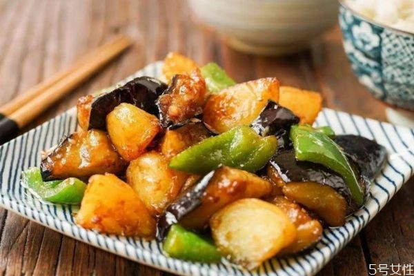 啥是地三鲜,地三鲜指的是什么