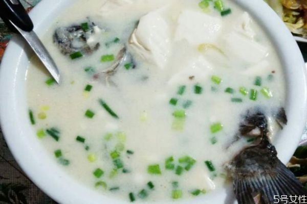 白鲫鱼汤的做法放什么食材,鲫鱼汤怎么做白而不腥