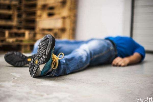 经常熬夜会猝死吗?,长期熬夜会失眠吗