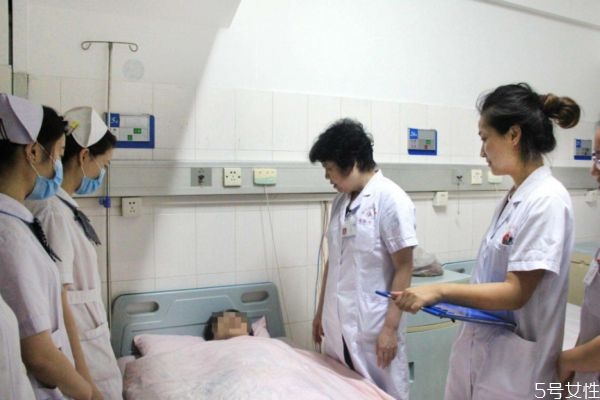 瘢痕子宫二胎能否顺产,瘢痕子宫二胎剖腹产危险吗