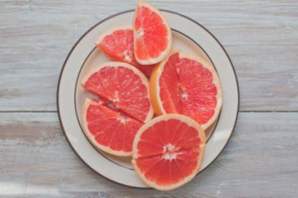 一天吃1个西柚会过量吗,西柚吃多了