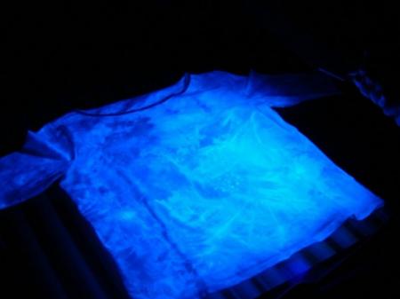 荧光剂用在皮肤上会导致什么后果,荧光剂对皮肤的伤害