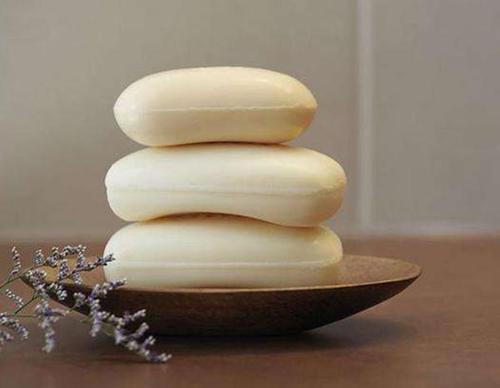 冬天洗澡用沐浴露好还是香皂好,沐浴用香皂好还是沐浴露好