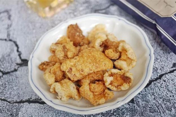 猪肉皮怎么炸才酥脆,猪皮怎么炸才又泡又酥视频