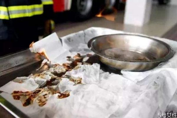 酒精容易着火吗,酒精碰到什么会着火