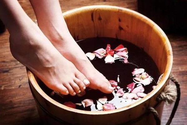 冬天用什么泡脚最好,每天泡脚对身体有什么好处和坏处 冬天用什么泡脚最好,每天泡脚对身体有什么好处和坏处