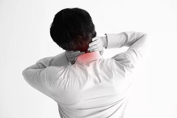 为什么一低头脖子就疼,低头脖子疼怎么回事 为什么一低头脖子就疼,低头脖子疼怎么回事