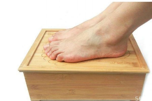 女性艾灸脚底的好处和功效,女性艾灸脚底的好处和坏处 女性艾灸脚底的好处和功效,女性艾灸脚底的好处和坏处