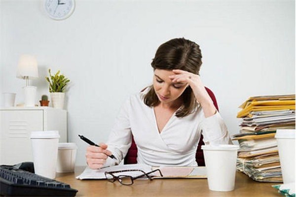 劳累会让月经推迟吗,熬夜和压力大会不会导致不来月经