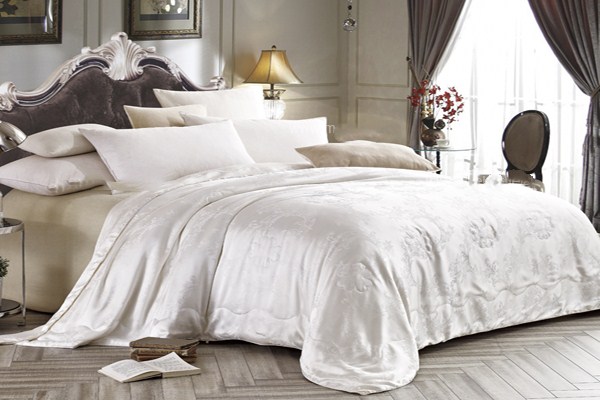 蚕丝被睡觉冷,蚕丝被为什么越盖越冷