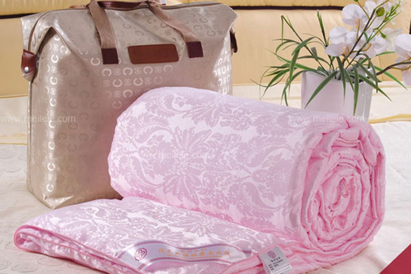 蚕丝被适合哪个季节盖,哪个季节的蚕丝做蚕丝被最好 蚕丝被适合哪个季节盖,哪个季节的蚕丝做蚕丝被最好