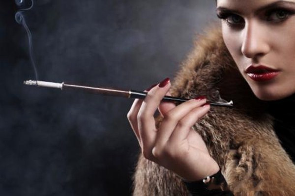 女人抽烟会长痘痘吗,女生吸烟脸上会长痘吗