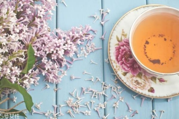 茶油可以和洗发水一起用吗,用茶水洗头还要用洗发水吗?