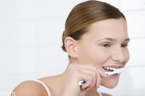 请问每次刷牙都出血是什么原因,牙齿每次刷牙都出血是什么原因