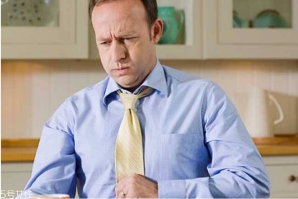 胃酸低会引起什么症状,胃酸过少最明显的症状