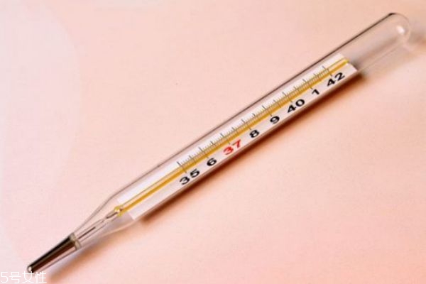 小孩反复发低烧是什么原因,小孩高烧不退反复发作是什么原因