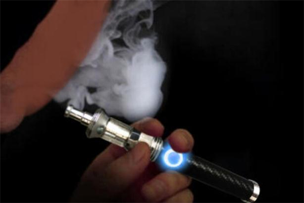 带牙套抽电子烟牙齿会黄吗,抽电子烟牙齿会黄吗?