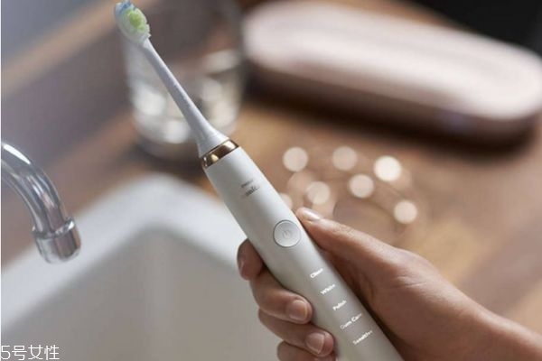 电动牙刷和普通牙刷哪个好,电动牙刷怎样换刷头 电动牙刷和普通牙刷哪个好,电动牙刷怎样换刷头