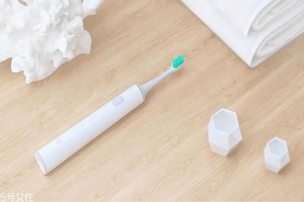 电动牙刷电池款和充电款哪个好,电动牙刷充电的好还是电池的好?