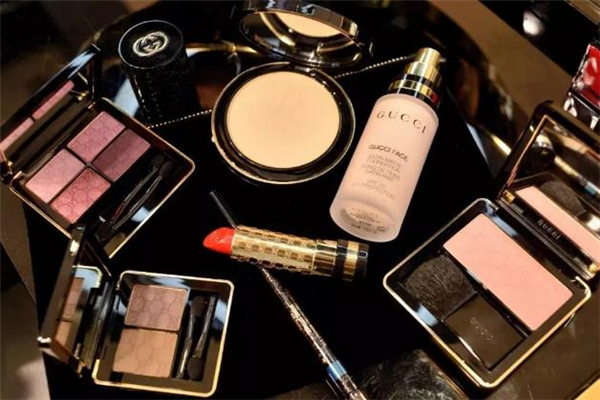 如何处理大量过期化妆品,对于过期的化妆品怎样处理 如何处理大量过期化妆品,对于过期的化妆品怎样处理