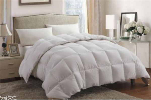 被子盖住头睡觉好不好,晚上睡觉用被子盖头睡会不会不好