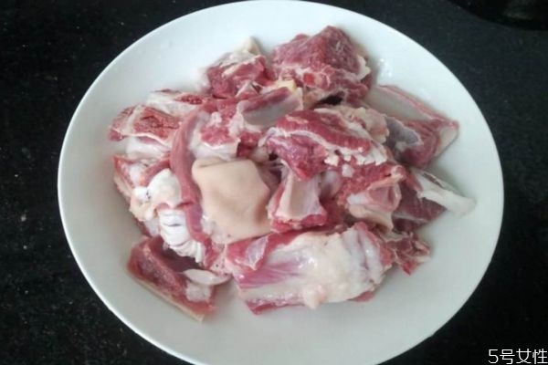羊肉为啥有膻味,羊肉味道特别膻 羊肉为啥有膻味,羊肉味道特别膻