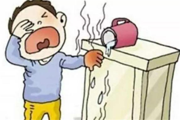 为什么手被烫了要摸耳朵,手感觉烫摸耳朵这是为什么