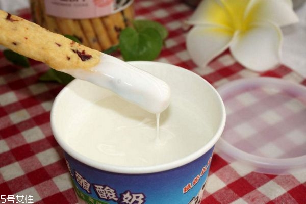 空腹喝酸奶好吗有什么危害,什么时候喝酸奶最好而且还能减肥