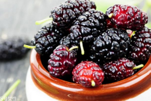 桑葚染手怎么洗干净,桑葚的颜色弄到手上怎么洗