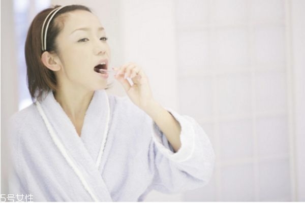 刷牙前要不要先漱口水,刷牙前要不要先漱口? 刷牙前要不要先漱口水,刷牙前要不要先漱口?