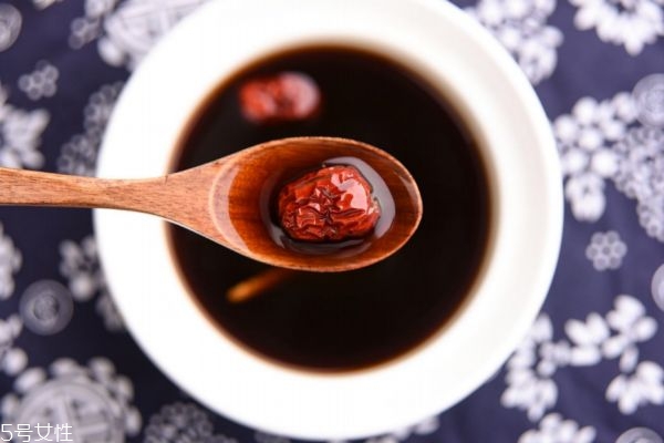 喝红糖水可以催月经吗,月经量少能喝红糖水吗 喝红糖水可以催月经吗,月经量少能喝红糖水吗
