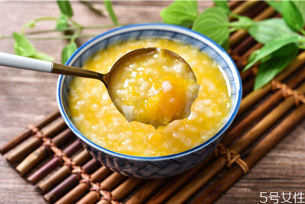 十个月宝宝进餐时间表(十个月宝宝进餐时间表格)