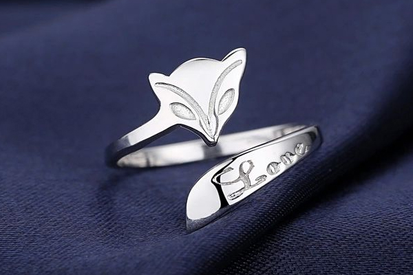 戒指戴各个手指的意思,中指戴戒指啥意思