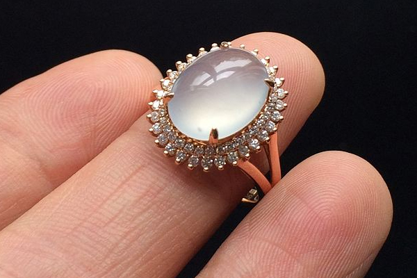 戒指戴各个手指的意思,女生右手中指戴戒指什么意思