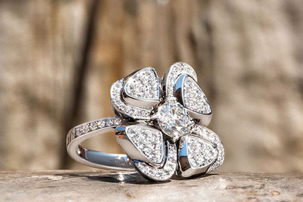 戴戒指每个手指的意义,男人左手戴戒指