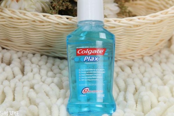 漱口水都含有酒精吗,漱口水用含酒精还是不含酒精