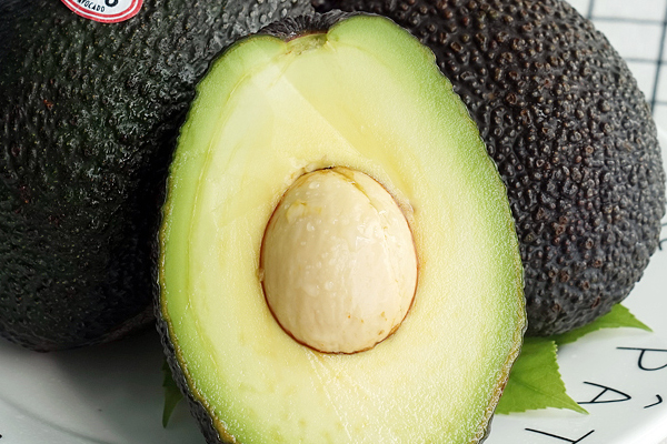 牛油果什么颜色的好吃,牛油果什么口感