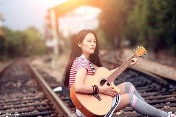 尤克里里和吉他的区别,尤克里里和吉他的区别 哪个更好学