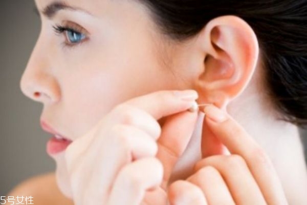 刚打耳洞戴什么耳钉好,刚打的耳洞戴什么材质的耳钉