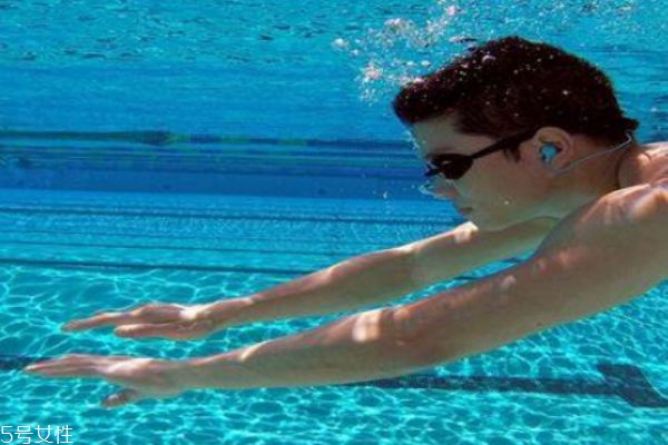 隐形眼镜游泳能戴吗,戴隐形眼镜可以戴泳镜游泳吗