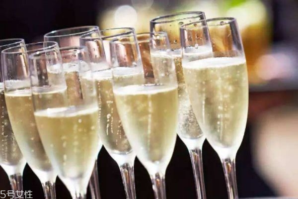 香槟杯和红酒杯的区别,红酒杯和香槟酒杯区别