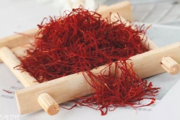 女人喝藏红花有什么好处?,女人喝藏红花的好处和坏处