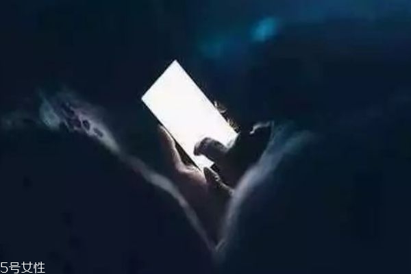 经常侧躺着玩手机变成斜视,侧躺玩手机导致眼睛斜视