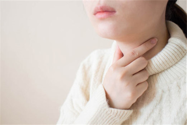 喉咙感觉卡卡的是什么原因,喉咙有点卡卡的不舒服