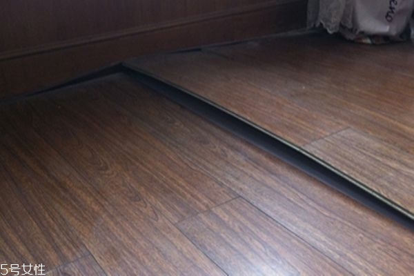 木地板受潮翘起来怎么修复,木地板翘起来了怎么修复